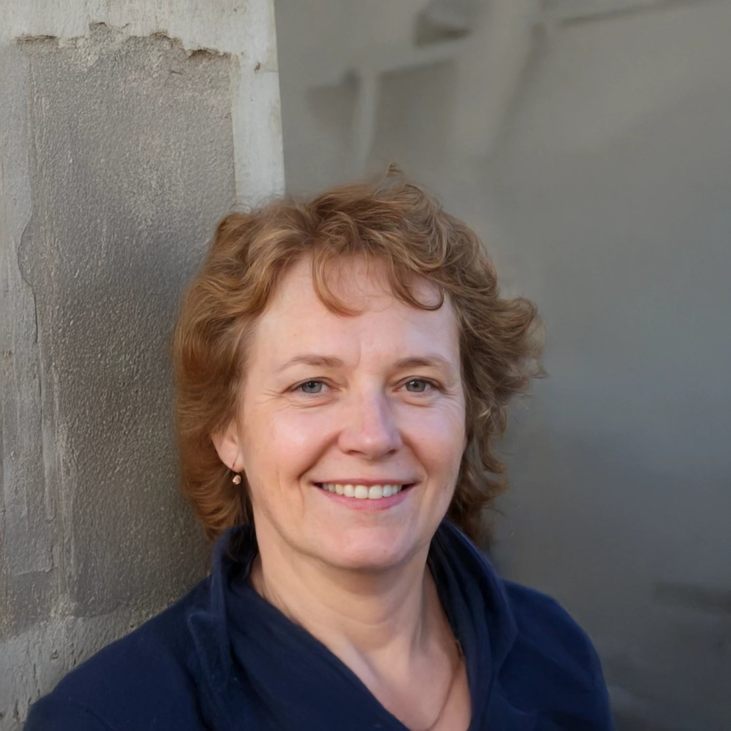 Rian de Boer, digitale specialist bij Hondenhoek, werkend aan een laptop met een hond naast zich