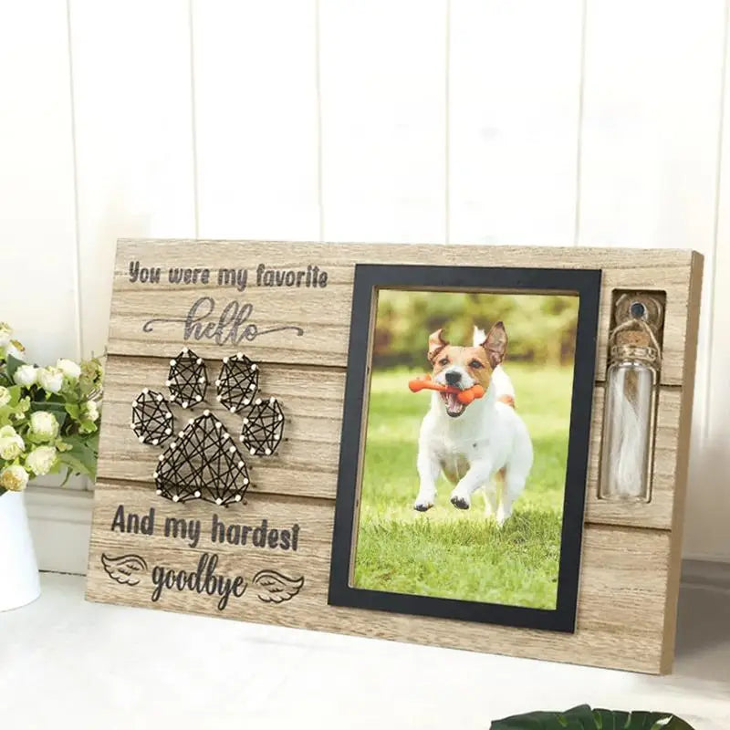 Houten herdenkstuk met foto van overleden hond