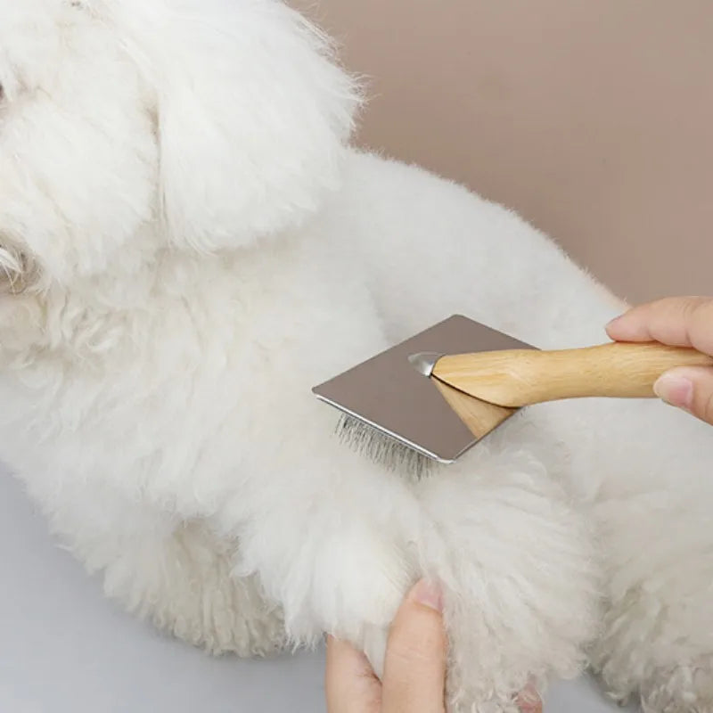 Hondenhoek verzorgingsborstel in gebruik bij een hond met lange vacht
