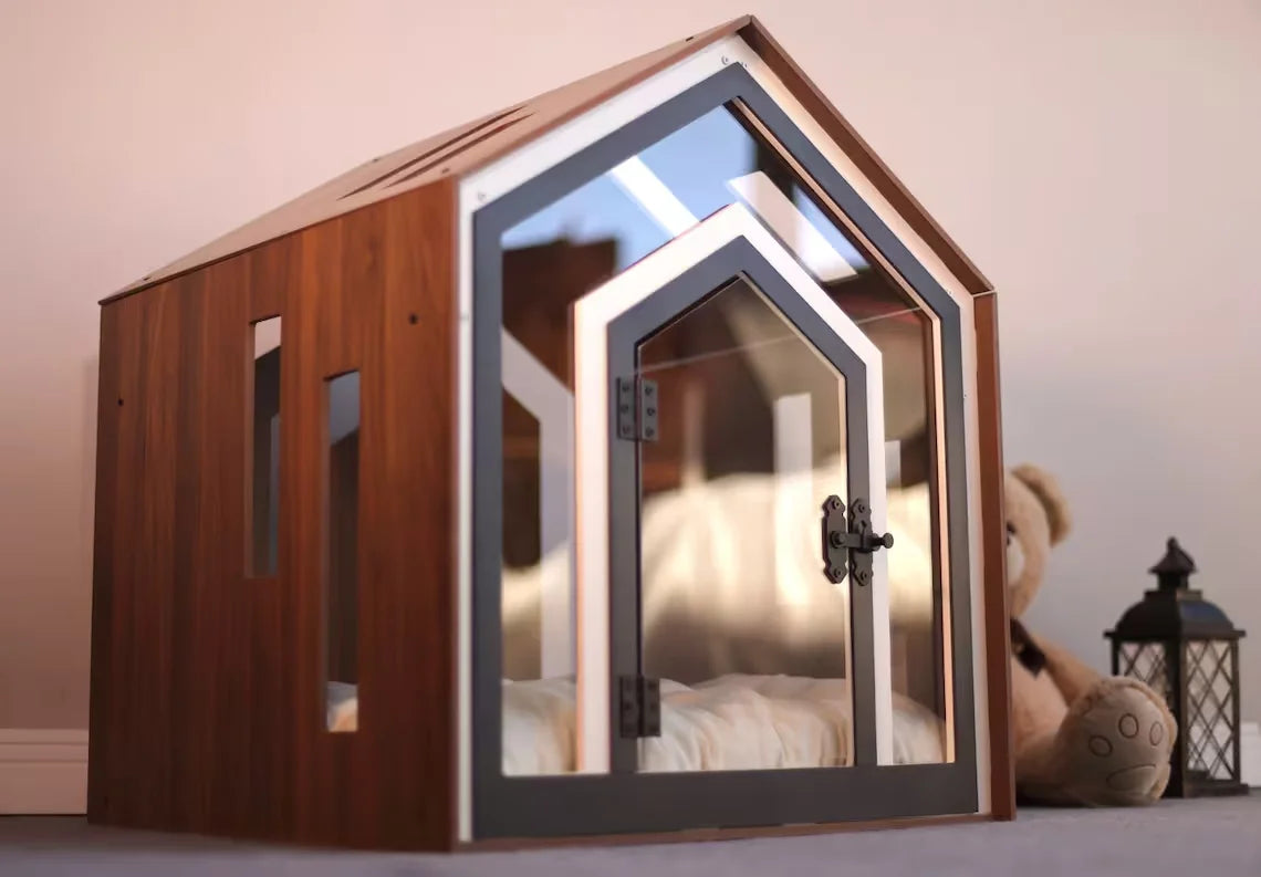 Zijaanzicht van het moderne houten hondenhuis met stevige constructie