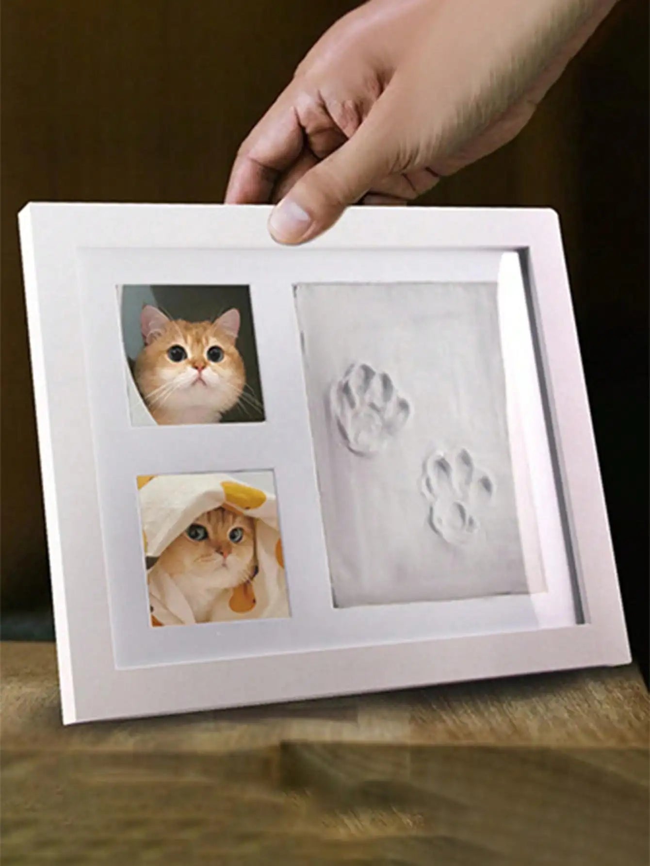 Pootafdruk in klei naast foto’s in PETZZ™ herinneringskader