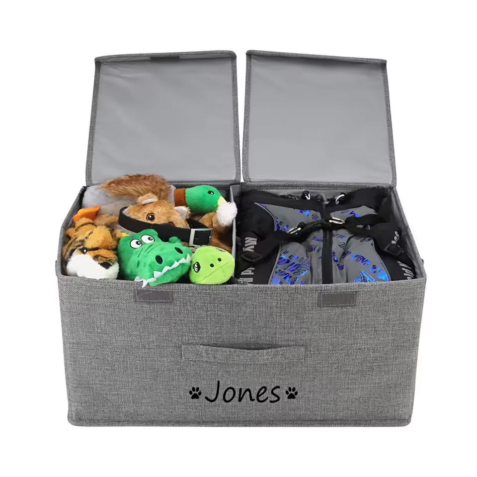 Detail van de pootjesdecoratie op de gepersonaliseerde speelgoedbox